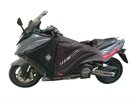 Tablier / couverture TUCANO URBANO Termoscud 4 saisons R187 PRO, scooter Kymco AK 550cc dès 2017 Tablier / couverture TUCANO URBANO Termoscud 4 saisons R187 PRO, scooter Kymco AK 550cc dès 2017