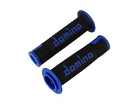 Poignée Domino On Road A450 Noir/Bleu 22/26 mm (embouts ouverts), universelle pour vélomoteurs, scooters et motos. Poignée Domino On Road A450 Noir/Bleu 22/26 mm (embouts ouverts), universelle pour vélomoteurs, scooters et motos.