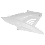 Cache latéral STR8 repose pieds "Z" droit blanc, scooter Yamaha Aerox / MBK Nitro 50cc 1ère génération Cache latéral STR8 repose pieds "Z" droit blanc, scooter Yamaha Aerox / MBK Nitro 50cc 1ère génération