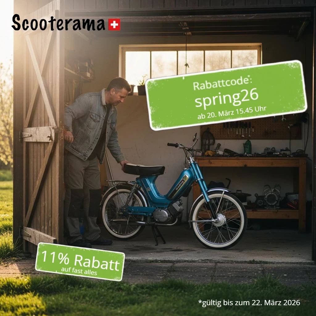 Ab Freitag, 20. März 2026, pünktlich zum astronomischen Frühlingsanfang um 15:45 Uhr läuft der Scooterama Frühlingssale. Scooterama Frühlingssale Gutscheincode spring26 - Mann inspiziert seinen Töfflisattel im Schuppen