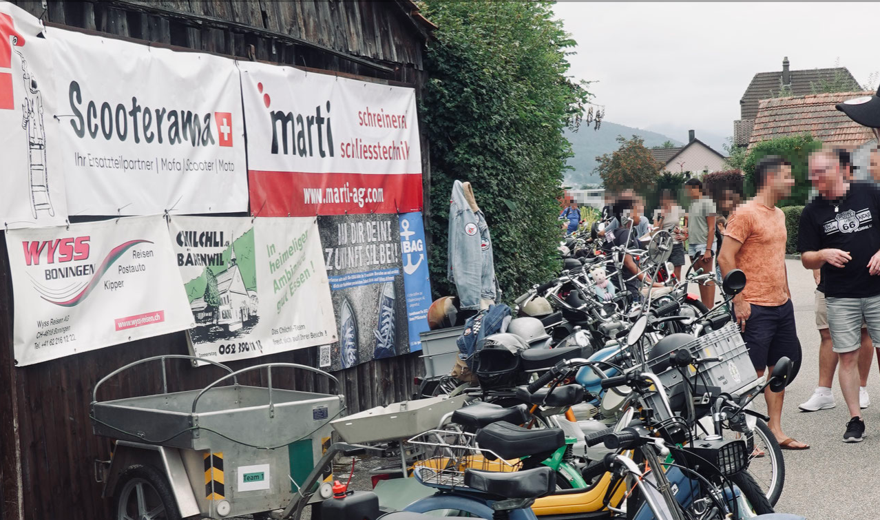 Vielleicht führt dein Roadtrip zu einem Event? Masse an Mofas vor einer Scheune auf dem Mofatreffen