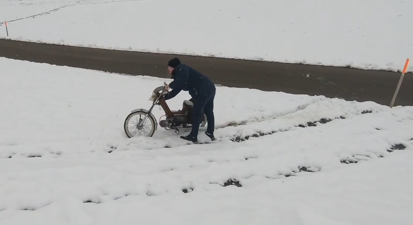 Sur la route en vélomoteur même en hiver