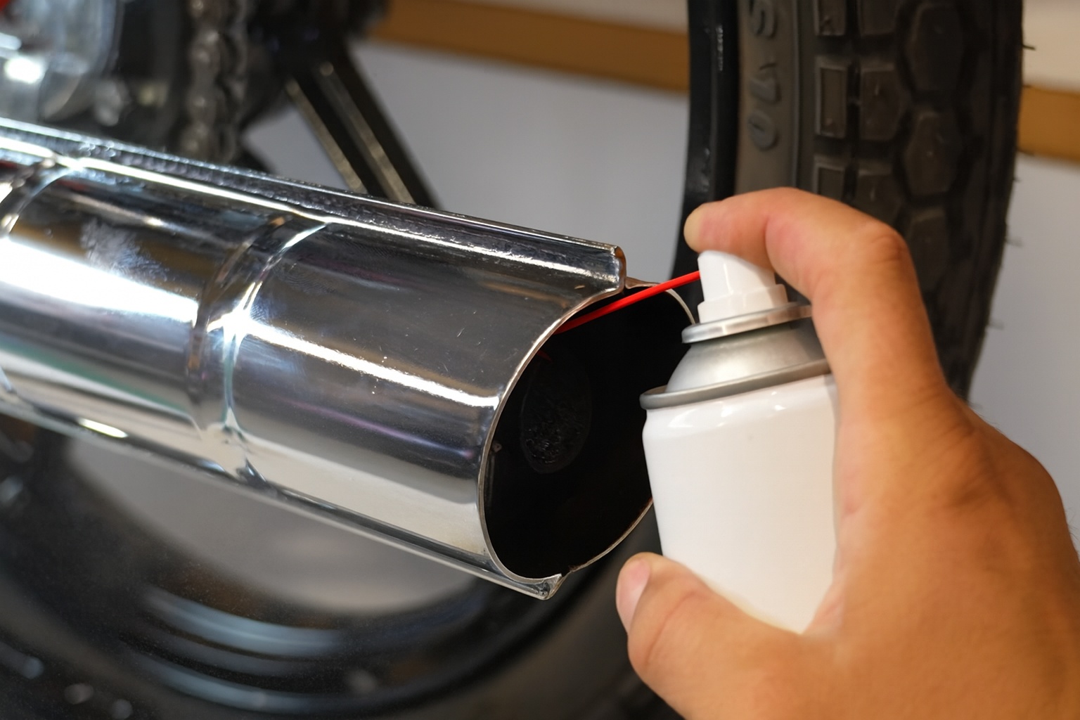 Gezielte Reinigung für glänzende Ergebnisse – Spezialreiniger lösen selbst hartnäckige Rückstände im Auspuff