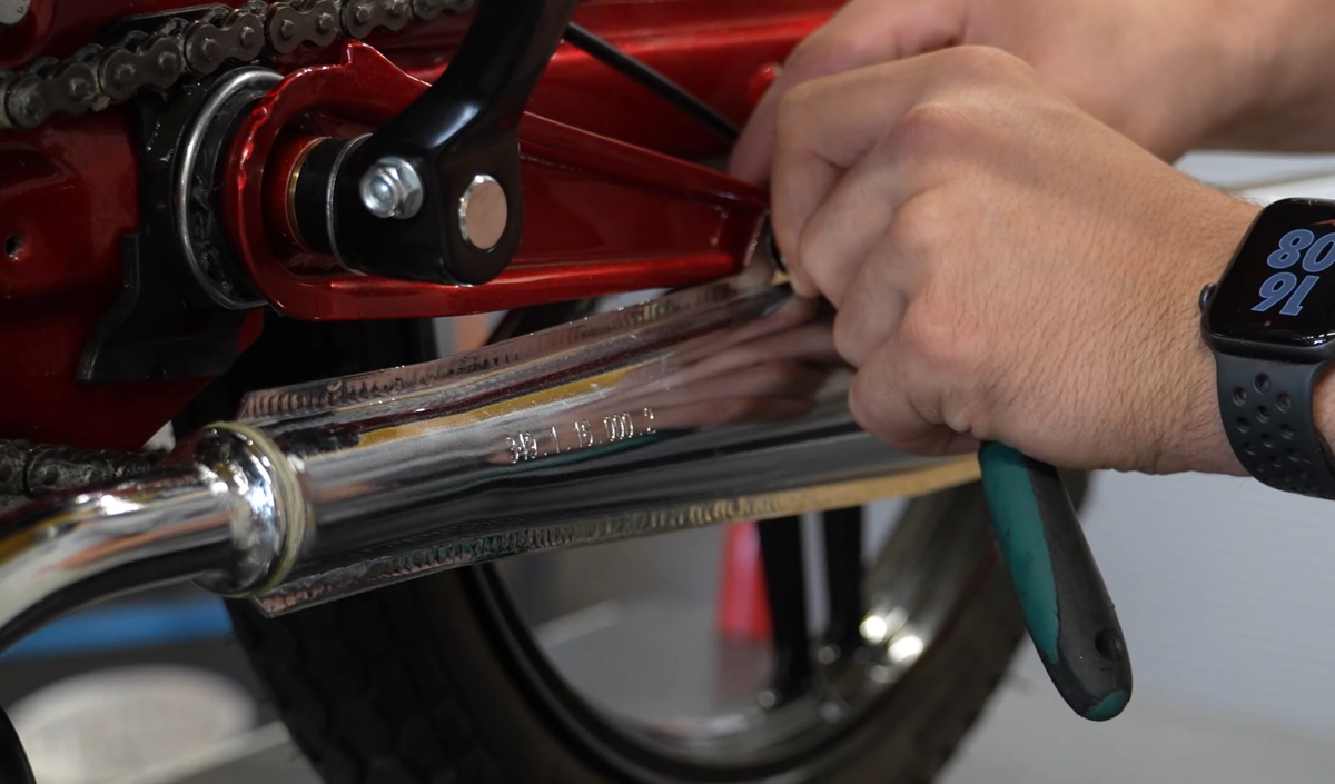 Mofa-Auspuff-ambontieren