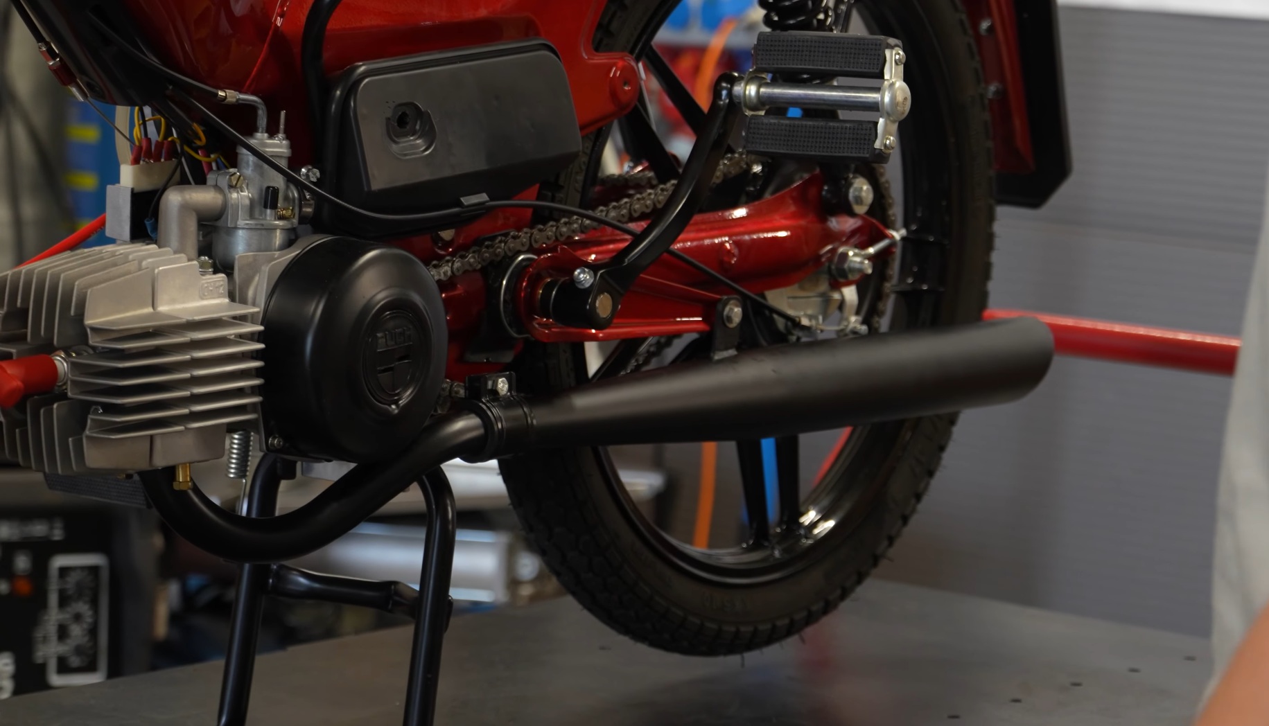 Mofa-Auspuff reinigen