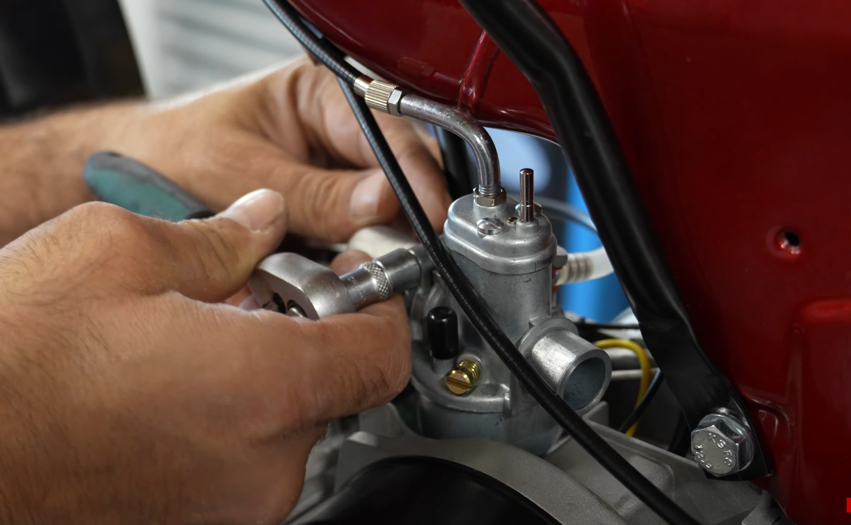 Das Abmontieren des Mofa-Vergasers ist in aller Regel keine große Herausforderung - der Benzinhahn muss natürlich geschlossen sein