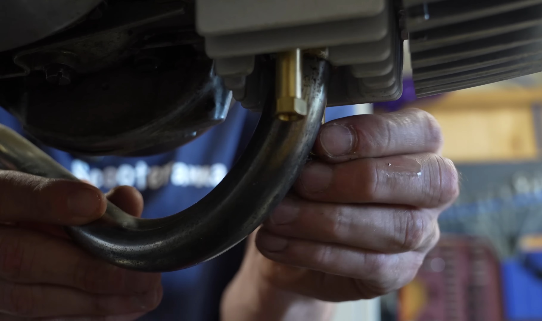 Der Auspuff ist in der Regel mit zwei Schrauben am Motor befestigt Puch E50 Auspuff