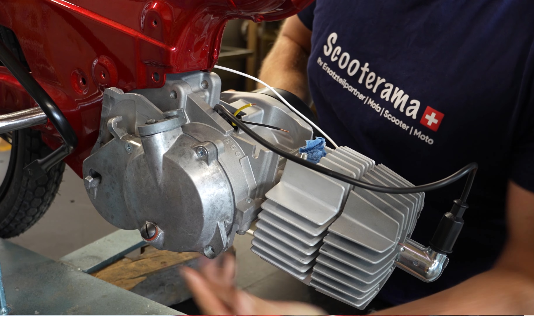 Vorsicht ist geboten wenn man den Motor vom Rahmen ablöst - es kann etwas klemmen und ein Herunterfallen muss vermieden werden Puch E50 Motor Einbau