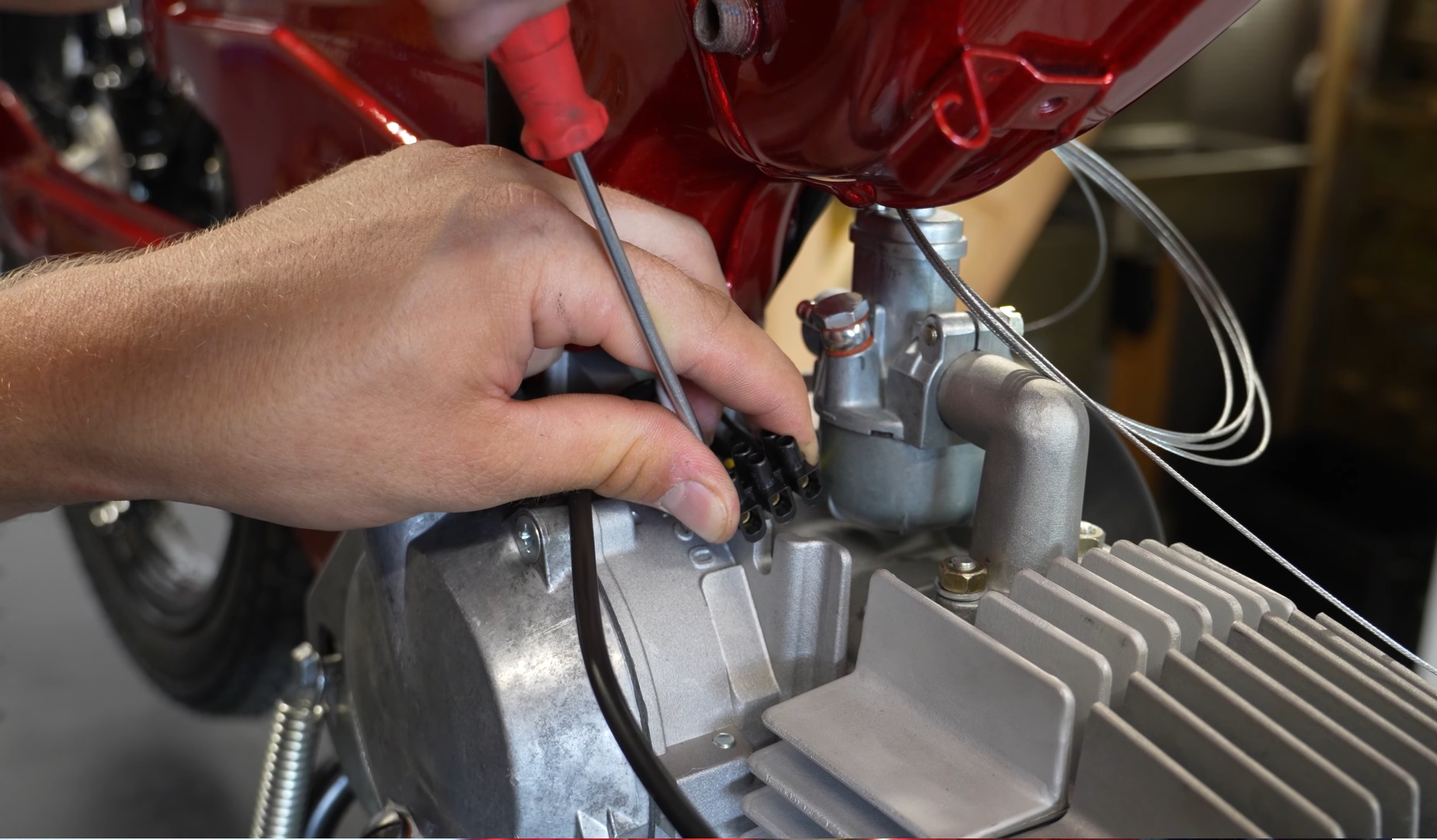 Auch bei der Elektrik macht es Sinn, sich die Verkabelung zu notieren, um sich den späteren Zusammenbau zu erleichtern Puch E50 Motor Elektrik