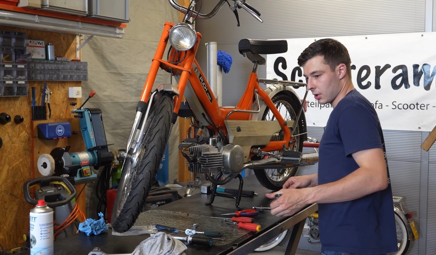 Es ist eine gute Idee, sich alle Arbeitsschritte zu notieren und Fotos zu machen, so dass der Einbau leichter fällt Puch Maxi Motorausbau 2