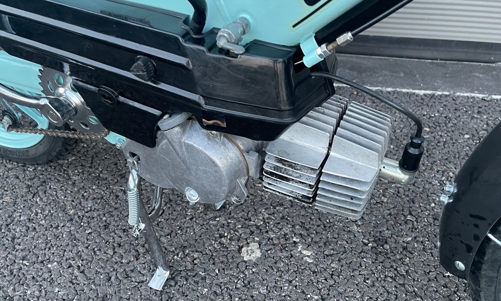 Bei einer Fehlzündung gelangen unverbrannte Bestandteile aus dem Motor in den Auspuff und entzünden sich dort.