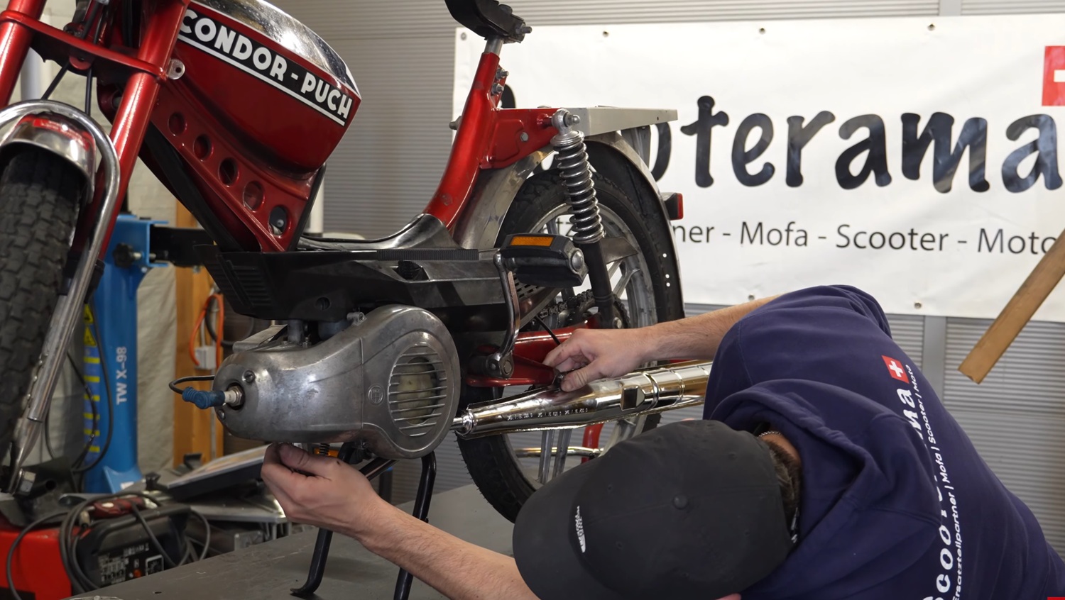 Kontrolliere beim Einbau unbedingt wieder die Dichtungen. Bei Beschädigungen oder Verhärtungen ersetzt du diese besser gleich mit. Puch X30 NG2-A Auspuff montieren