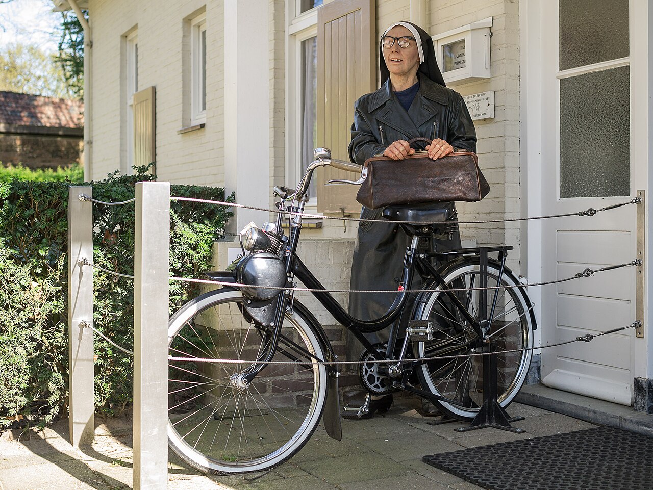 Solex_en_zuster_-_Openluchtmuseum,_Arnhem