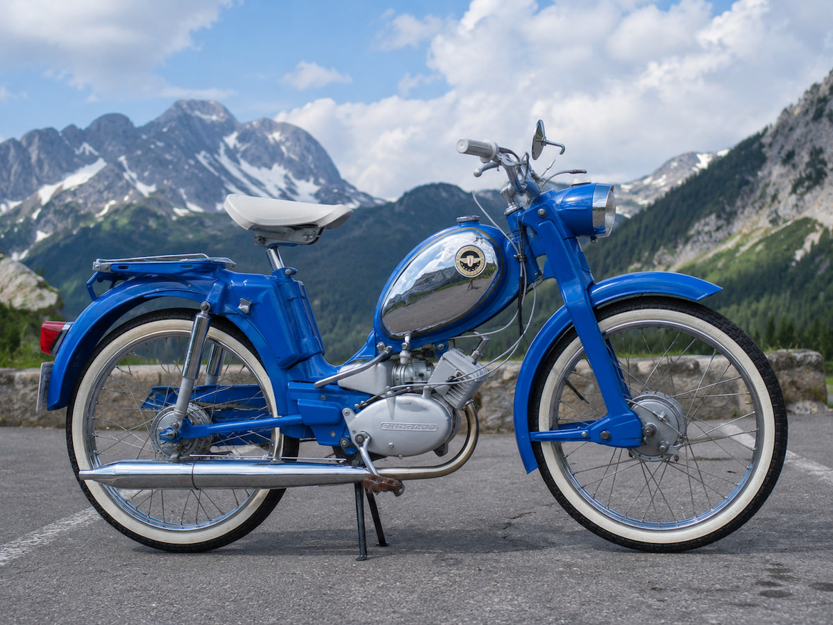 beitragsbild-bergsteiger Blaues Zündapp Bergsteiger Töffli mit Bergen im Hintergrund