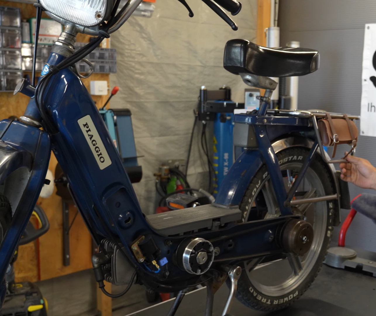 beitragsbild-variomatik Aufgebocktes Piaggio-Töffli mit aufgedeckter Variomatik