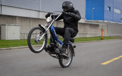 So gelingt dir der Wheelie auf dem Töffli