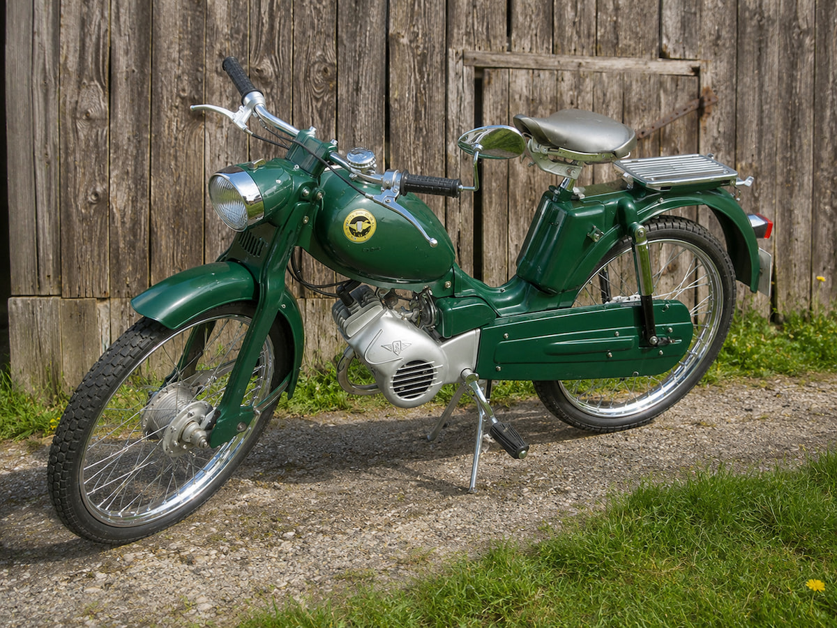 Klassisches Zündapp M25 Mofa in dunkelgrüner Lackierung Zündapp M25 Töffli in Dunkelgrün vor alter Scheunenwand
