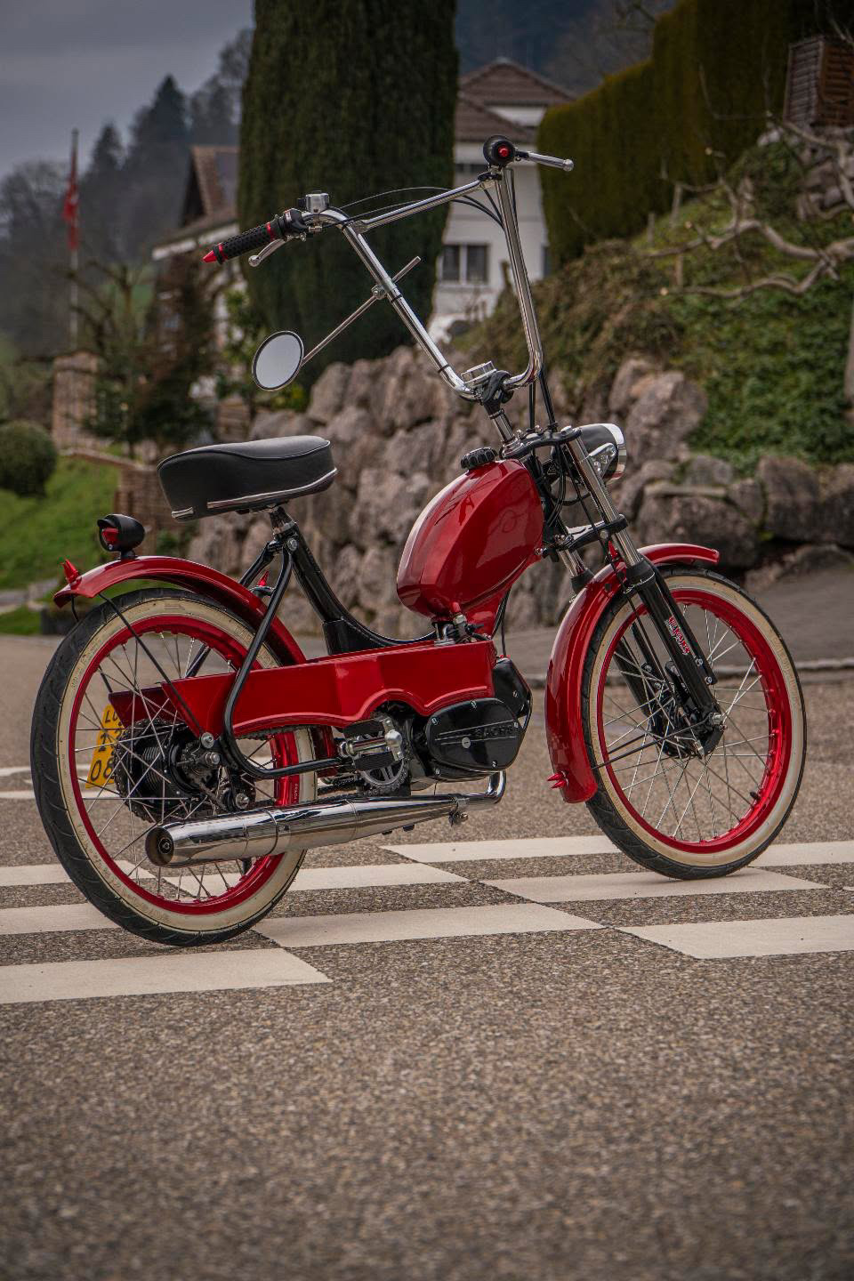 Der Bobber-Look hat seinen Ursprung in der amerikanischen Motorradkultur aus den 1930er bis 50er-Jahren. Rotes Bobber-Töffli