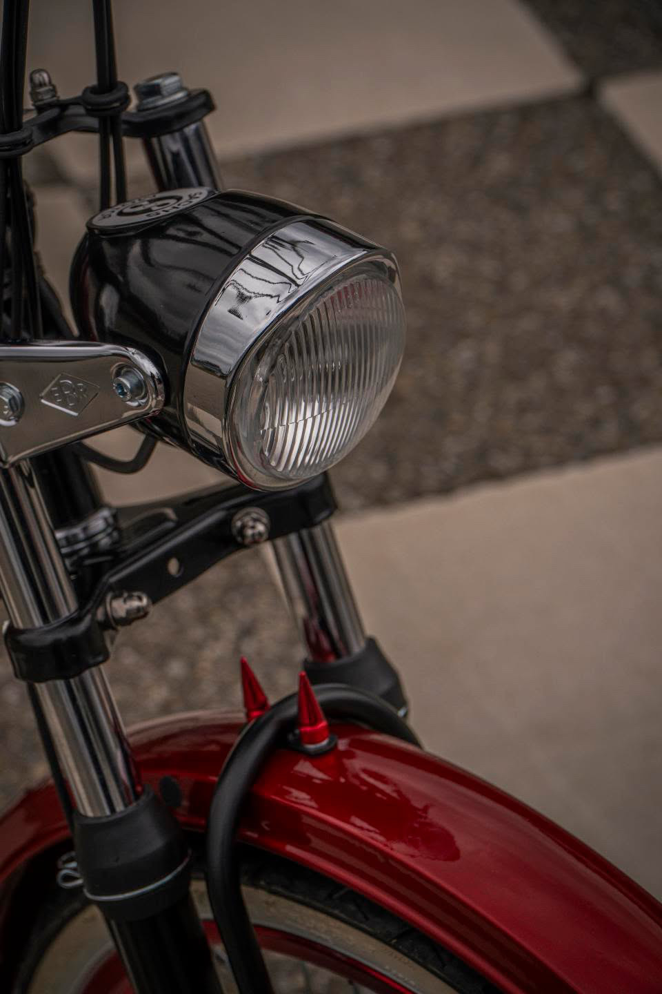 Beim Umbau zum Bobber wird der Frontscheinwerfer oft zu einem kleineren, runden Vintage-Scheinwerfer geändert. Runder Sachs-Scheinwerfer