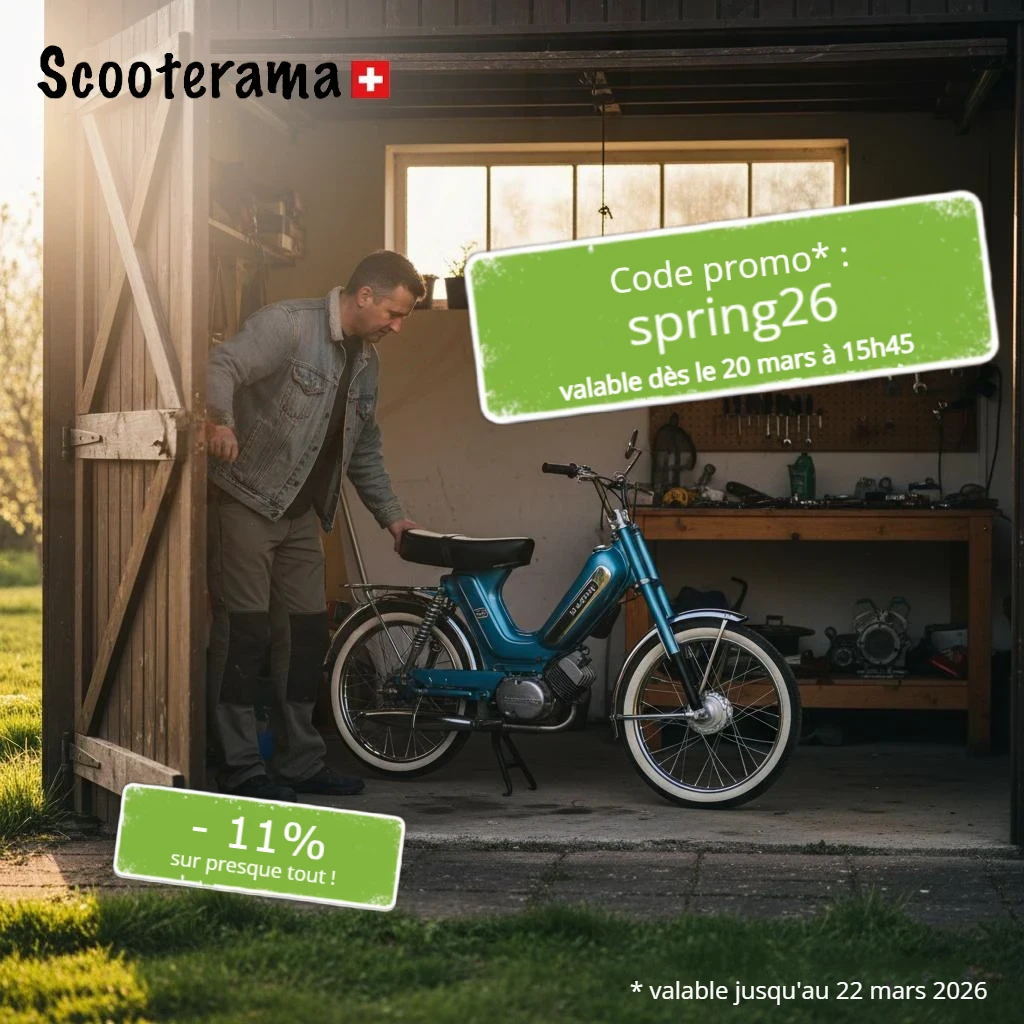 Dès le vendredi 20 mars 2026, à 15h45, la Promo de printemps Scooterama est lancée. Scooterama Promo de printemps code promo spring26 – un homme inspecte la selle de son vélomoteur dans une remise