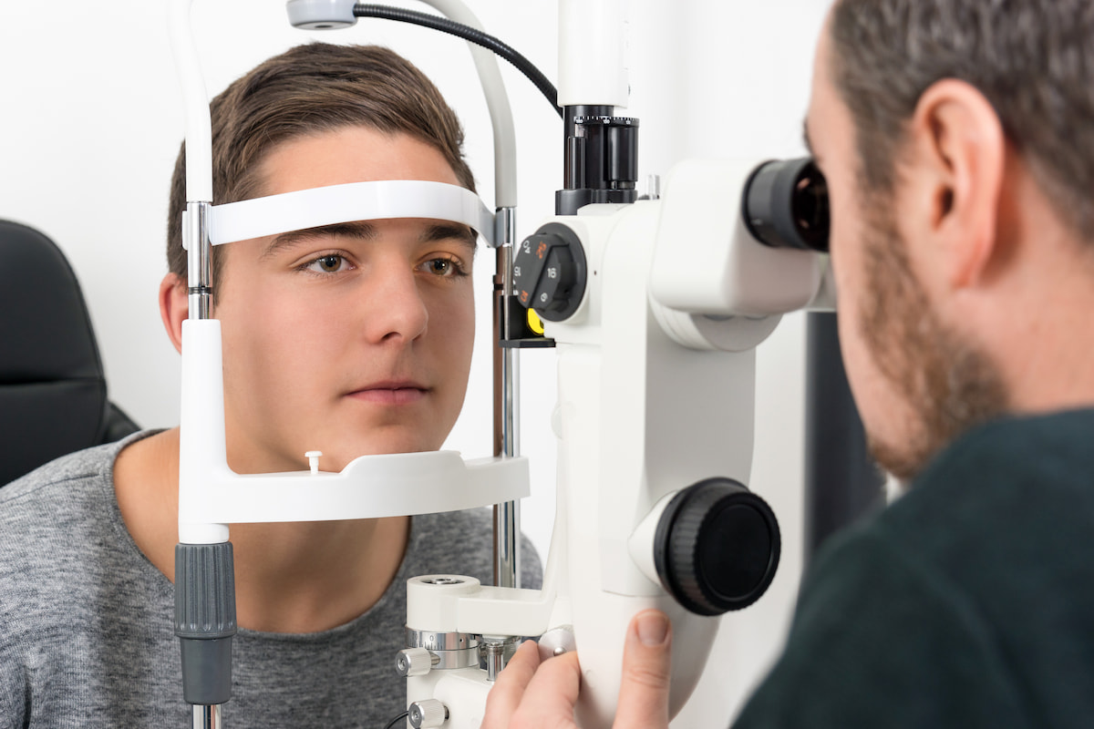 Einen aktuellen Sehtest kannst du bei einem Optiker oder bei einem Augenarzt machen. Nimm dafür am besten das Gesuchformular mit, damit die Übertragung leichter ist. Junger Mann bei Augenuntersuchung
