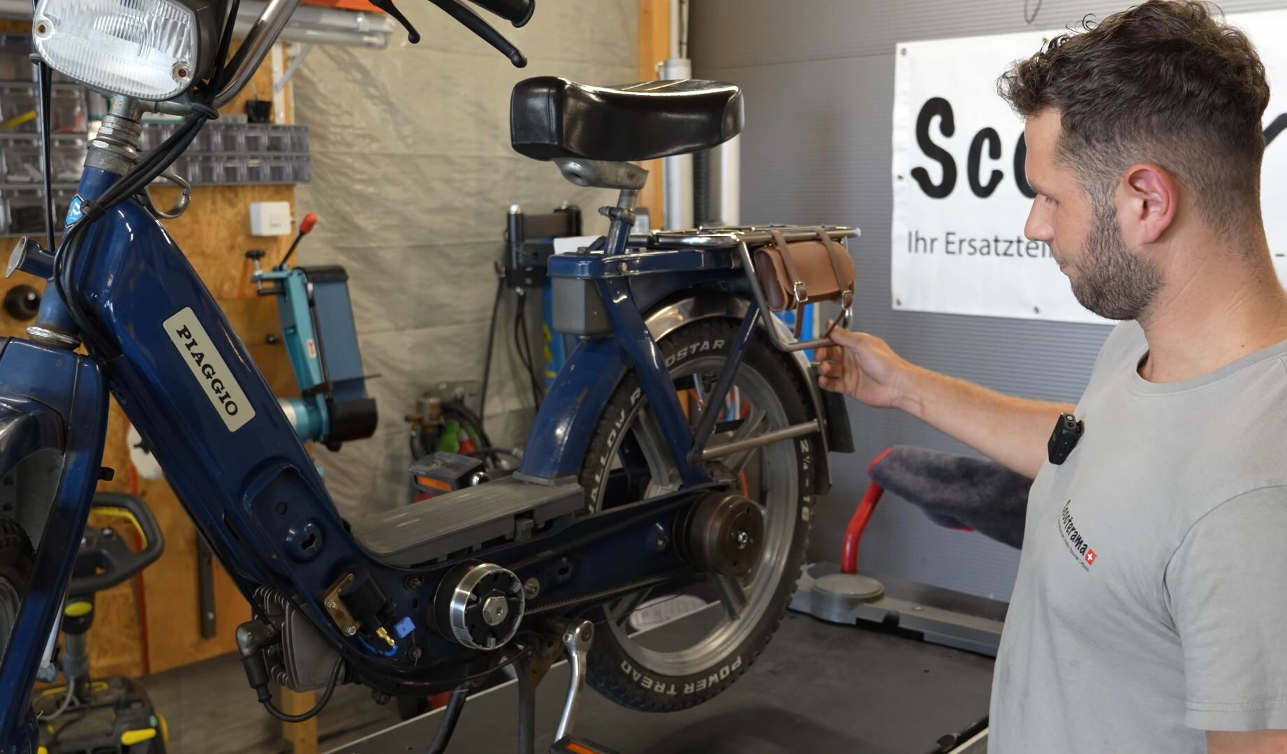 Mittels der Schwerkraft und der Drehzahl wandert der Riemen - mit höherer Drehzahl wird der Riemen am Variator nach aussen gedrückt und hat so einen größeren Radius. Das bedeutet eine längere Übersetzung. Aufbau eines Variomatik-Getriebes in einer Piaggio Ciao