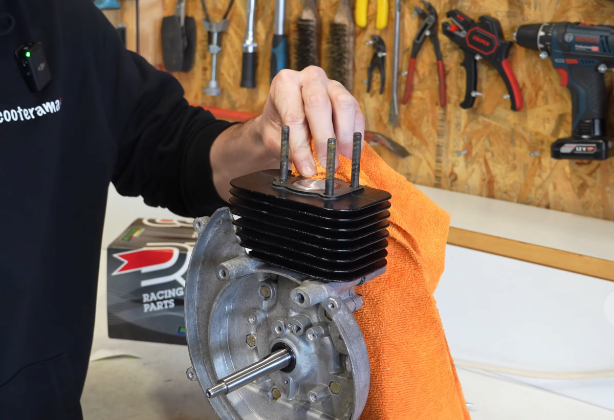 Es ist wichtig, nach dem Entgraten den Mofazylinder gründlich zu reinigen, sodass keine Partikel mehr zurückbleiben. Nahaufnahme von frisch montiertem Zylinder auf Piaggio Motor
